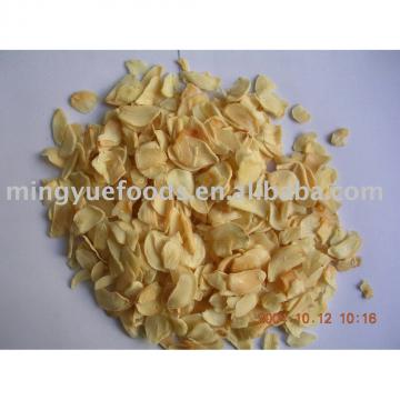 Dehydrated garlic flakes